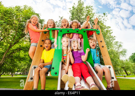 Enfants aire de jeux drôles sur chute avec les bras Banque D'Images