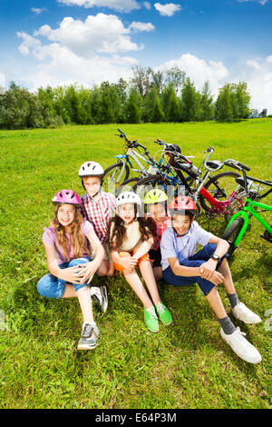 Vue du haut des enfants heureux dans helmets Banque D'Images