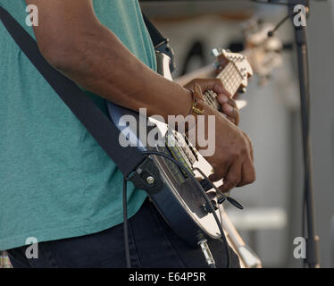 Guitariste électrique mâle noir Banque D'Images