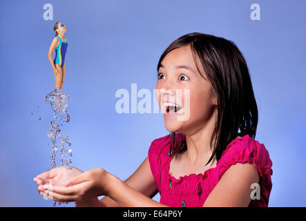 Concept de fille de plongée plongée de mains. Banque D'Images