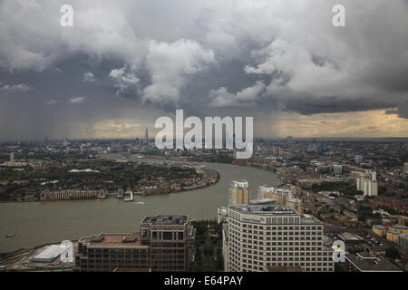 Londres, Royaume-Uni, le 14 août 2014. Un violent orage passe au-dessus de Londres au début de la soirée, l'heure de pointe. Cette photo prise à partir de Canary Wharf, dans les Docklands de Londres quartier financier Crédit : Steve Bright/Alamy Live News Banque D'Images