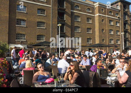 Henry's Cafe Bar - West India Quay - Canary Wharf - Londres Banque D'Images