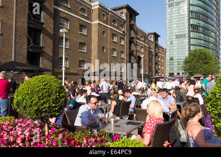 Henry's Cafe Bar - West India Quay - Canary Wharf - Londres Banque D'Images