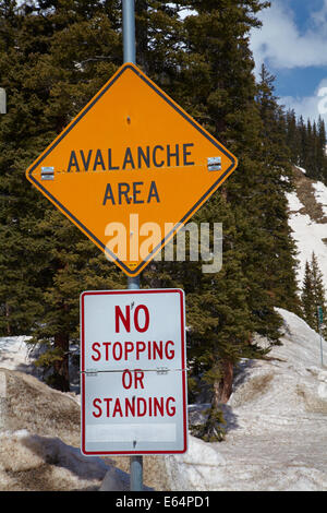 Signes en sommet du col (10 640 Banque Charbon ft./3243 m), l'US 550, San Juan Skyway, Colorado, USA Banque D'Images