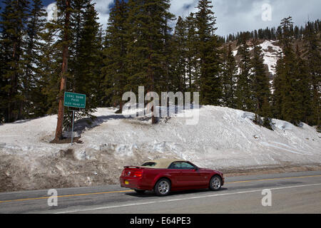 Mustang convertible au sommet du col de la Banque mondiale de charbon (10 640 pi./3243 m), l'US 550, San Juan Skyway, Colorado, USA Banque D'Images