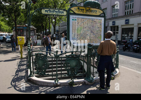 Entrée de la station de métro Père Lachaise à Paris, France Banque D'Images