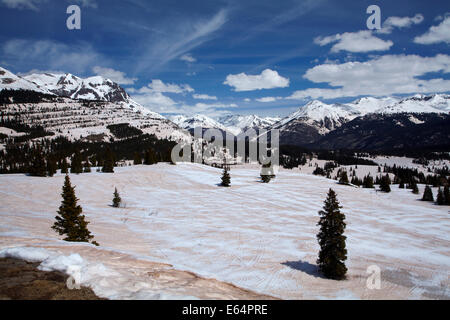 Vue enneigée de montagnes de San Juan de molas Pass Summit (10 910 ft/m 3325), US 550, San Juan Skyway, Colorado, USA Banque D'Images