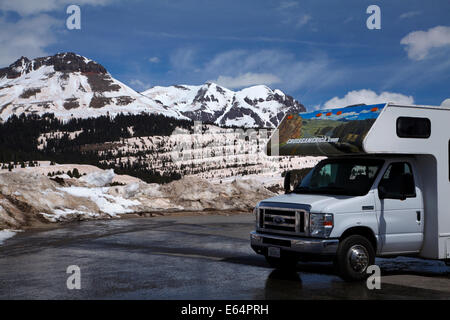 RV dans la neige au sommet des Molas Pass (10 910 ft/m 3325), US 550, San Juan Skyway, Colorado, USA Banque D'Images