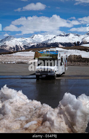 RV dans la neige au sommet des Molas Pass (10 910 ft/m 3325), US 550, San Juan Skyway, Colorado, USA Banque D'Images