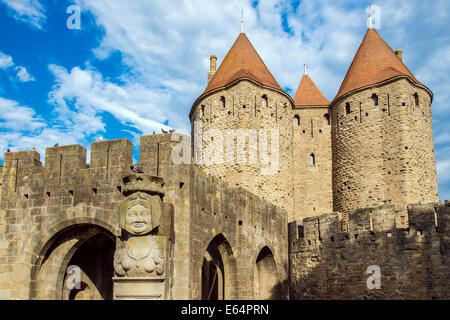 Porte narbonnaise entrée de la citadelle fortifiée médiévale, Carcassonne, Languedoc-Roussillon, France Banque D'Images