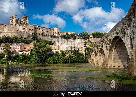 La cathédrale Saint-Nazaire et le Pont Vieux ou Vieux Pont, Béziers, Languedoc-Roussillon, France Banque D'Images