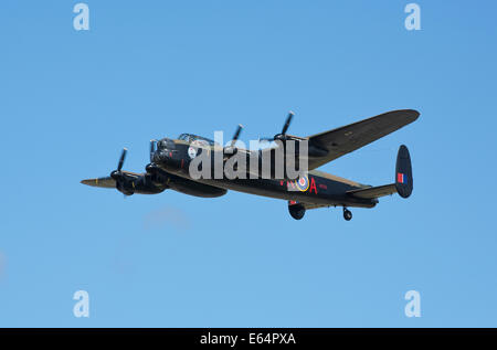 Avro Lancaster FM213 de Canadian Warplane Heritage plus de RAF Coningsby Banque D'Images