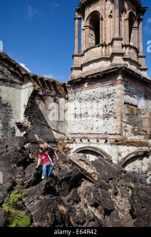 Un couple marche sur la roche de lave près du temple ruines du volcan Paricutin à Michoacan, au Mexique. Banque D'Images