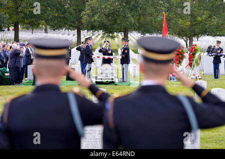 Washington, USA. 14e Août, 2014. Assister à la garde d'honneur l'enterrement d'armée américaine, le général Harold Greene dans la section 60 du Cimetière National d'Arlington, à l'extérieur de Washington, DC, États-Unis, 14 août 2014. Greene a été tué par un homme armé en uniforme de l'armée afghane sur le 5 août. Il était le plus haut responsable militaire américain tué dans l'action à l'étranger depuis la guerre du Vietnam. Credit : Yin Bogu/Xinhua/Alamy Live News Banque D'Images