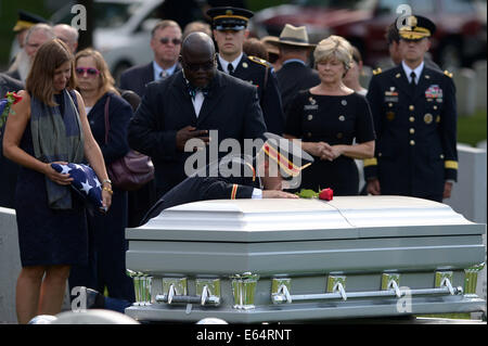 Washington, USA. 14e Août, 2014. Matthew Greene s'agenouille par le cercueil de son père, de l'armée américaine, le général Harold Greene, pendant le service funèbre à l'article 60 de Arlington National Cemetery, à l'extérieur de Washington, DC, États-Unis, 14 août 2014. Greene a été tué par un homme armé en uniforme de l'armée afghane sur le 5 août. Il était le plus haut responsable militaire américain tué dans l'action à l'étranger depuis la guerre du Vietnam. Credit : Yin Bogu/Xinhua/Alamy Live News Banque D'Images