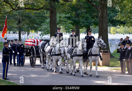 Washington, USA. 14e Août, 2014. Le cercueil de l'armée américaine, le général Harold Greene est escorté pendant le service funèbre à l'article 60 de Arlington National Cemetery, à l'extérieur de Washington, DC, États-Unis, 14 août 2014. Greene a été tué par un homme armé en uniforme de l'armée afghane sur le 5 août. Il est le plus haut responsable militaire américain tué au combat depuis la guerre du Vietnam. Credit : Yin Bogu/Xinhua/Alamy Live News Banque D'Images