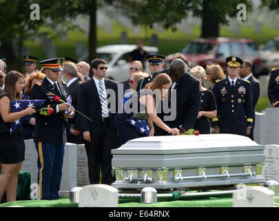 Washington, USA. 14e Août, 2014. Susan Myers présente une fleur sur le cercueil de son mari de l'armée américaine, le général Harold Greene pendant le service funèbre à l'article 60 de Arlington National Cemetery, à l'extérieur de Washington, DC, États-Unis, 14 août 2014. Greene a été tué par un homme armé en uniforme de l'armée afghane sur le 5 août. Il était le plus haut responsable militaire américain tué dans l'action à l'étranger depuis la guerre du Vietnam. Credit : Yin Bogu/Xinhua/Alamy Live News Banque D'Images