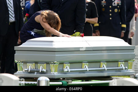 Washington, USA. 14e Août, 2014. Susan Myers pleure sur le cercueil de son mari de l'armée américaine, le général Harold Greene pendant le service funèbre à l'article 60 de Arlington National Cemetery, à l'extérieur de Washington, DC, États-Unis, 14 août 2014. Greene a été tué par un homme armé en uniforme de l'armée afghane sur le 5 août. Il était le plus haut responsable militaire américain tué dans l'action à l'étranger depuis la guerre du Vietnam. Credit : Yin Bogu/Xinhua/Alamy Live News Banque D'Images