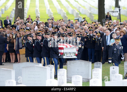 Washington, USA. 14e Août, 2014. Le cercueil de l'armée américaine, le général Harold Greene est escorté pendant le service funèbre à l'article 60 de Arlington National Cemetery, à l'extérieur de Washington, DC, États-Unis, 14 août 2014. Greene a été tué par un homme armé en uniforme de l'armée afghane sur le 5 août. Il était le plus haut responsable militaire américain tué dans l'action à l'étranger depuis la guerre du Vietnam. Credit : Yin Bogu/Xinhua/Alamy Live News Banque D'Images