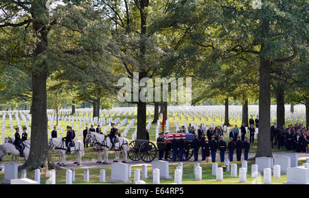 Washington, USA. 14e Août, 2014. Le cercueil de l'armée américaine, le général Harold Greene est escorté pendant le service funèbre à l'article 60 de Arlington National Cemetery, à l'extérieur de Washington, DC, États-Unis, 14 août 2014. Greene a été tué par un homme armé en uniforme de l'armée afghane sur le 5 août. Il était le plus haut responsable militaire américain tué dans l'action à l'étranger depuis la guerre du Vietnam. Credit : Yin Bogu/Xinhua/Alamy Live News Banque D'Images