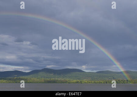 Newburgh, New York, USA. 14e Août, 2014. Un arc-en-ciel se forme au-dessus de la rivière Hudson et de l'Hudson Highlands après une brève douche d'été vu depuis le front de mer à Newburgh, New York. Crédit : Tom Bushey/ZUMA/Alamy Fil Live News Banque D'Images