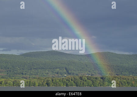 Newburgh, New York, USA. 14e Août, 2014. Un arc-en-ciel se forme au-dessus de la rivière Hudson et de l'Hudson Highlands après une brève douche d'été vu depuis le front de mer à Newburgh, New York. Crédit : Tom Bushey/ZUMA/Alamy Fil Live News Banque D'Images