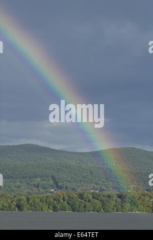 Newburgh, New York, USA. 14e Août, 2014. Un arc-en-ciel se forme au-dessus de la rivière Hudson et de l'Hudson Highlands après une brève douche d'été vu depuis le front de mer à Newburgh, New York. Crédit : Tom Bushey/ZUMA/Alamy Fil Live News Banque D'Images