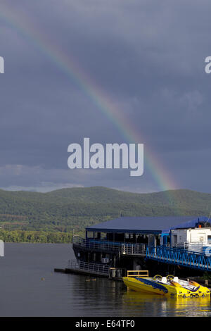 Newburgh, New York, USA. 14e Août, 2014. Un arc-en-ciel se forme au-dessus de la rivière Hudson et de l'Hudson Highlands après une brève douche d'été vu depuis le front de mer à Newburgh, New York. Crédit : Tom Bushey/ZUMA/Alamy Fil Live News Banque D'Images