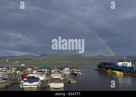 Newburgh, New York, USA. 14e Août, 2014. Un arc-en-ciel se forme au-dessus de la rivière Hudson et de l'Hudson Highlands après une brève douche d'été vu depuis le front de mer à Newburgh, New York. Crédit : Tom Bushey/ZUMA/Alamy Fil Live News Banque D'Images