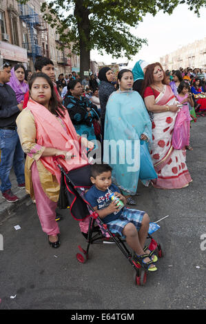 Les mères et les enfants regarder un spectacle au foire de rue du Bangladesh à Brooklyn à New York, 2014. Banque D'Images