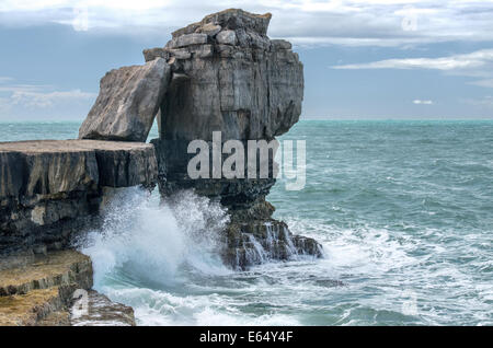 Les vagues déferlent sur le rivage à Pulpit Rock par un jour de vent à Portland Bill, Dorset Angleterre Banque D'Images