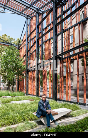 Le Jardin des Arts de Malopolska, Cracovie, Pologne. Architecte : Néolithique & Ewy architectes, 2012. Portrait de l'architecte Krysztof Ingart Banque D'Images