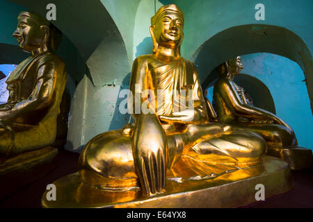 Statue de Bouddha assis, Shwedagon Pagoda, Colline Singuttara, Yangon, Rangoon ou Yangon, Myanmar Région Banque D'Images