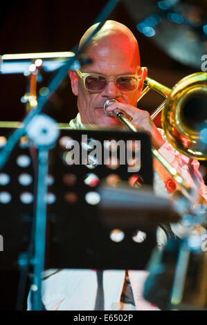 Musique live avec le tromboniste Tubes lâche 21 pièces big band sur la scène du Festival de Jazz 2014 Brecon Banque D'Images