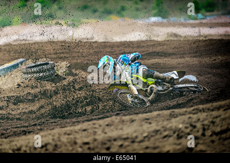 Rider Motocross tomber dans une courbe, Grevenbroich, Rhénanie du Nord-Westphalie, Allemagne Banque D'Images
