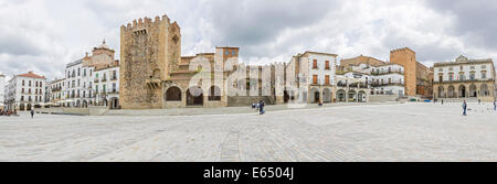 Plaza Mayor avec Torre de Bujaco, Cáceres, Extremadura, Espagne Banque D'Images