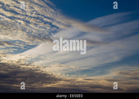 Cirrus et altocumulus nuages dans la soirée, Andalousie, Espagne Banque D'Images