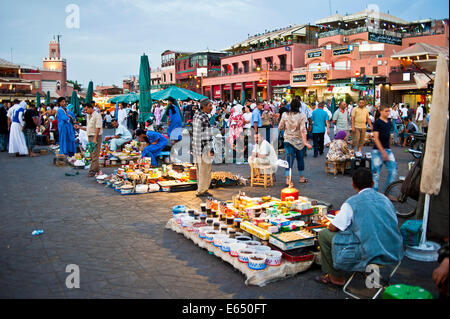 Les étals de marché en place Djemaa el Fna, Marrakech, Maroc Banque D'Images