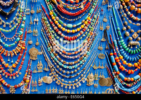Affichage des différents colliers et boucles d'oreilles avec perles de verre et des modèles traditionnels arabes et berbères Banque D'Images