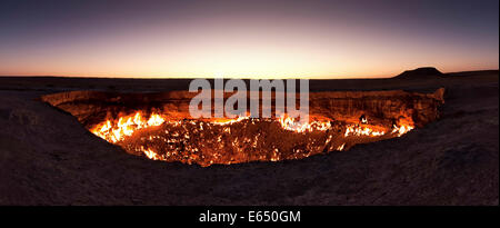 Fire, cratère cratère de gaz, "porte de l'enfer' Darvaza cratère, Derweze ou Darvaza, Karakoum, Province Daşoguz, Turkménistan Banque D'Images
