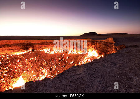 Fire, cratère cratère de gaz, "porte de l'enfer' Darvaza cratère, Derweze ou Darvaza, Karakoum, Province Daşoguz, Turkménistan Banque D'Images