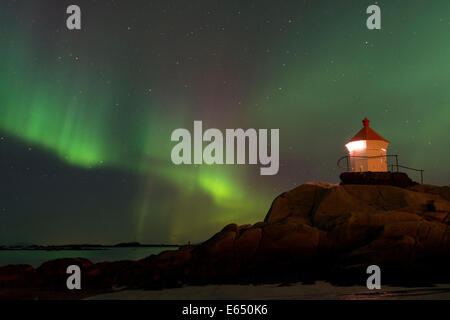 Northern Lights sur un phare, Eggum, Vestvågøy, district de Lofoten, Norvège Banque D'Images