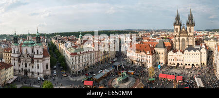 L'église Saint-Nicolas, l'église de Tyn ou église Notre Dame en face de Týn, Place de la vieille ville, vue panoramique, Prague, République Tchèque Banque D'Images