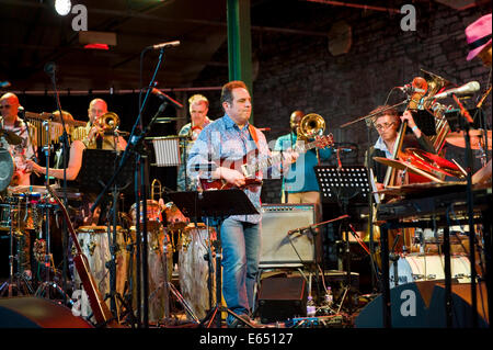 Musique live, 21 pièces Tubes lâche big band sur la scène du Festival de Jazz 2014 Brecon Banque D'Images