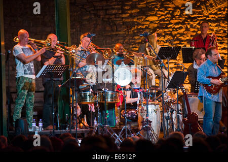 Musique live, 21 pièces Tubes lâche big band sur la scène du Festival de Jazz 2014 Brecon Banque D'Images