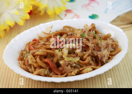 Les Yaki udon (nouilles de blé frit) Banque D'Images