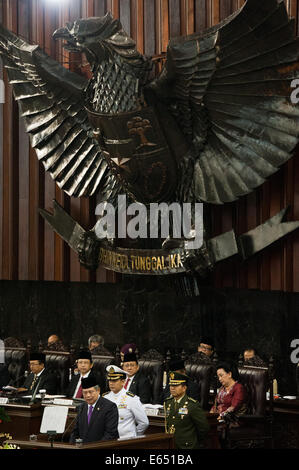 Jakarta, Indonésie. 15e Août, 2014. Le président indonésien Susilo Bambang Yudhoyono (avant) fournit l'état discours pour le jour de l'indépendance de l'Indonésie qui tombe le 17 août 2015 et le budget de l'Etat à Jakarta, Indonésie, le 15 août 2014. Sanovri Crédit : Veri/Xinhua/Alamy Live News Banque D'Images