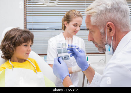 Pédodontiste montrant petit garçon sa bouche xray Banque D'Images