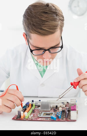 Technicien travaillant sur cpu cassée avec fer à souder Banque D'Images