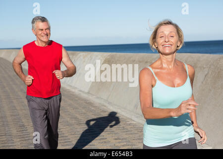 Couple actif pour un jogging Banque D'Images